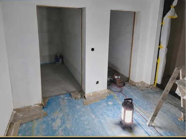 Pièce avant rénovation : murs en plâtre brut, sol non fini