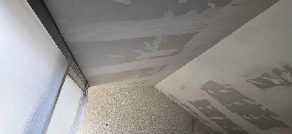 Pièce avec murs et plafond plâtrés et finis