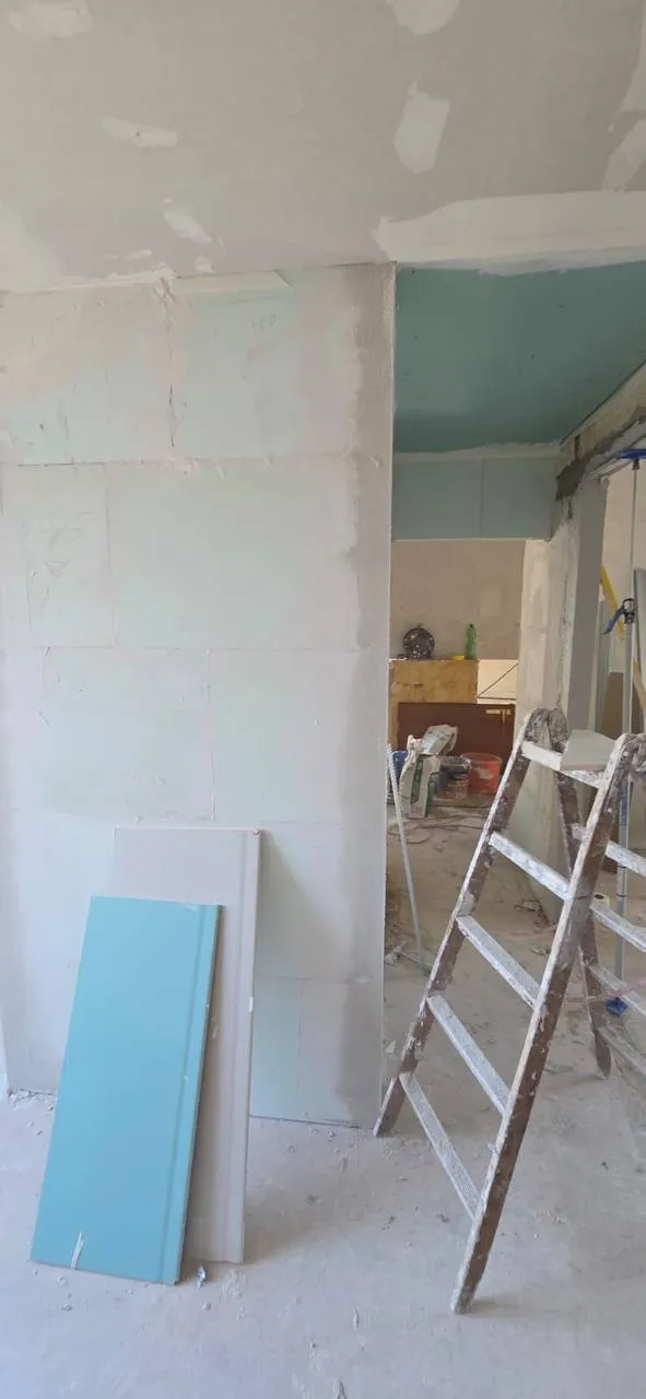 Chambre aux murs plâtrés, prête pour la peinture