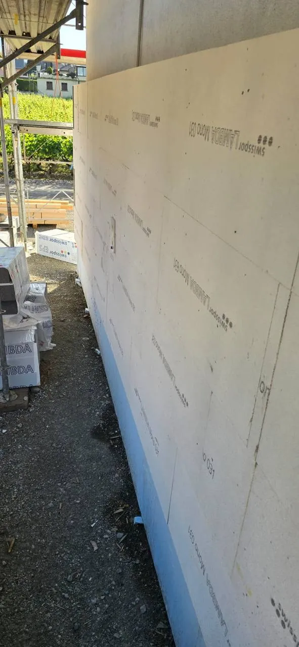 Mur intérieur enduit et lissé près d'une fenêtre