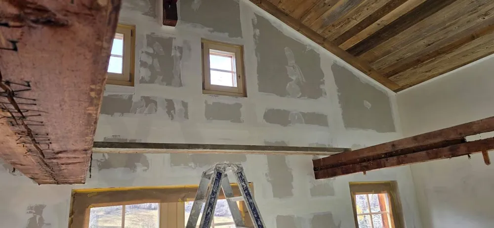 Pièce en cours de plâtrerie, murs enduits autour d'une fenêtre