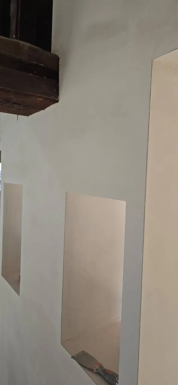 Mur intérieur plâtré et lissé, prêt à peindre