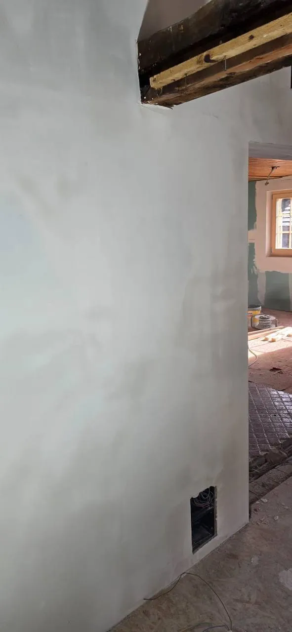 Plafond et murs intérieurs lissés avant peinture