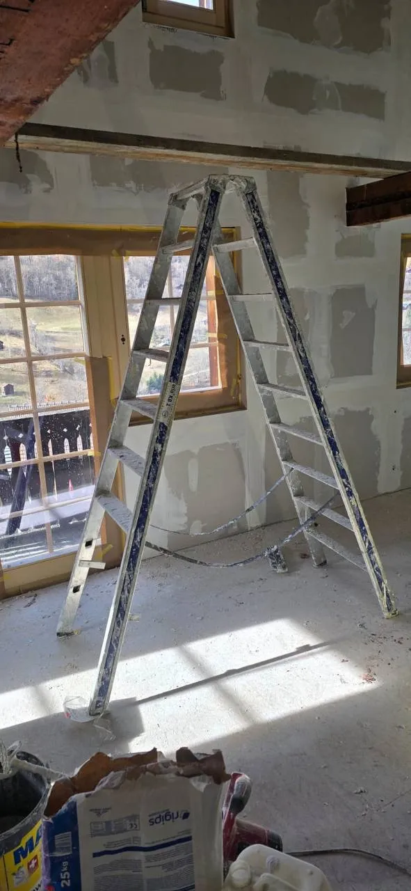 Travaux de plâtrerie en hauteur sur échafaudage intérieur